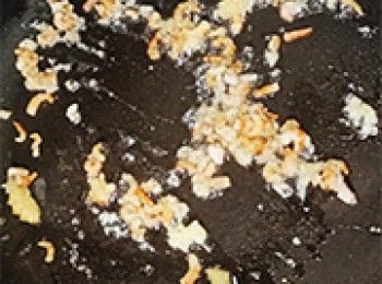 step6: 蒜蓉加入蝦米爆香，爆香