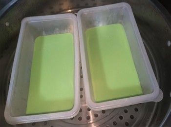 step6: 加入80-85g<span class="group_3">綠色</span>漿液，中大火蒸4分鐘