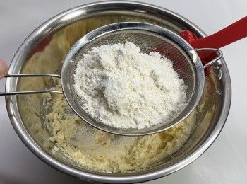 step3: 篩入低筋麵粉。
