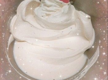 step5: 再舖一層餅碎（舖完後，用匙羹輕輕在木糠表面向下壓） 2. 一層一層舖好後，放進雪櫃冷藏至凝固