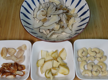 step1: 將所有材料洗淨；除了椰棗和雪梨乾外，其他材料浸泡30分鐘；雪梨乾浸泡20分鐘至軟身，剪掉梨芯，剪小塊；椰棗浸泡10分鐘，去核，剪小塊