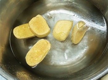 step3: 放入鹽水中浸20分鐘，瀝乾水份備用