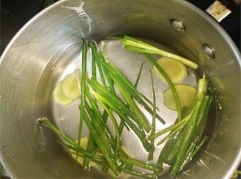 step6: 剩下薑及蔥加水煲滾