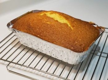 step1: 牛油打散加入鹽、糖、冧酒混合
蛋液分3次加入混合
低筋粉、泡打粉混合
分2次加入混合成蛋糕糊