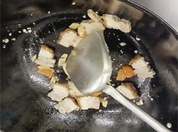 step4: 起油鑊，加入薑片，蒜蓉，燒肉、甘筍