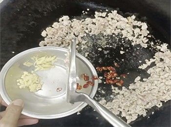 step4: 加入薑絲、蒜蓉、辣椒炒香