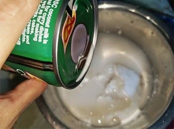 step2: 加入椰漿，拌至沒粉粒