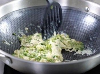 step6: 加入夜香花炒至均勻。Put in night fragrant flower and stir fry until mix well.
