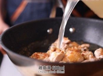 step2: 接下來加入高湯、豆腐、米酒、白胡椒粉與鹽巴煮滾。