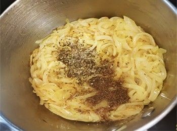 step4: 加入黑椒碎炒香