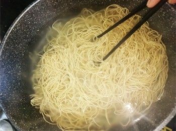 step3: 用筷子將麵餅打散，盛起