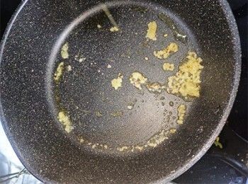 step2: 起油鑊，加入蒜蓉