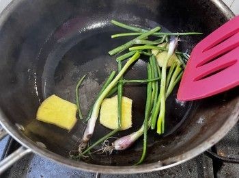 step8: 燒熱鍋、下麻油、薑、葱段爆香。