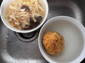 step2: 把所有乾料浸軟，雪耳去蒂並切成小塊。