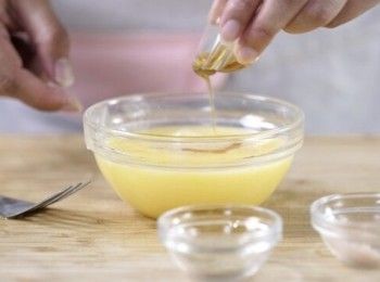 step3: 將鹽、胡椒粉、麻油、葱加入至雞蛋，攪拌均勻。Put salt, pepper, sesame oil and spring onion into egg and mix well.