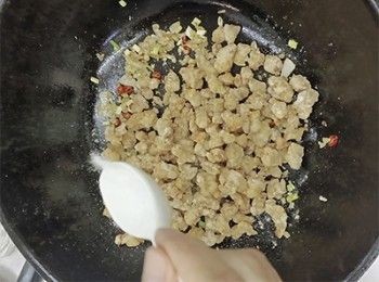 step7: 加入椒鹽粉、胡椒粉拌勻