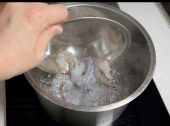 step2: 於煲內注入500毫升的清水，將水煮滾後，加入鹽和蝦，將蝦用中火煮1分鐘。