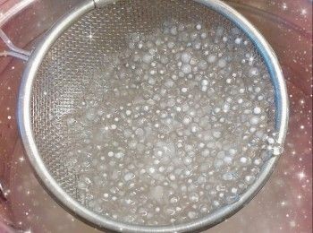 step8: 然後將西米盛起，過冷河（去除多餘的黏液，避免西米黏在一起，並且能保持Q彈口感），瀝水，備用