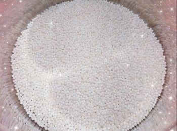 step7: 西米加入沸水中（西米和水的比例1：10；西米不必清洗；水必需煲滾才可加入西米，否則容易黏底和煮得過爛），慢火煲約8-10分鐘至呈半透明（期間需攪拌防黏底；西米心中間呈白色點），熄火，蓋上蓋子燜8-10分鐘（用餘溫將西米燜熟）