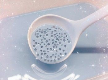 step10: 蝶豆花鮮奶（200 ml）用微波爐加熱，加入煉奶，攪伴至煉奶完全溶解 2. 加入剩下的蝶豆花鮮奶、西米、<span class="group_1">椰汁布丁</span>粒粒，拌勻，即成