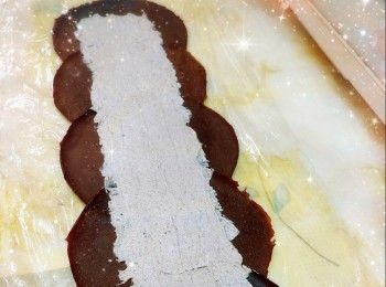 step14: 最後，用保鮮紙包好，將2端扭緊，放進雪櫃冷藏約1小時（尾部接口向下），即成