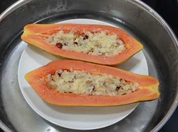 step4: 將紅棗粒放入木，再鋪雪耳碎在上面 ，水煮滾 ，隔水蒸15-20分鐘