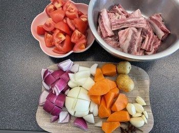 step1: 牛肋腩一開二或三，炆煮後會縮細。用少許鹽和胡椒粉醃15分鐘