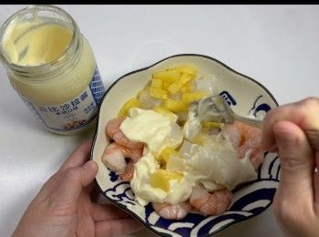 step4: 將椰果、切粒的菠蘿和大蝦，與沙律醬混和。