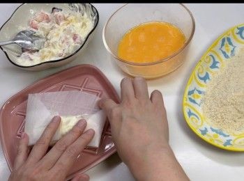 step5: 用兩張威化紙，將沙津餡捲起，於邊位塗上些少蛋液作黏合。氣炸前，沾上蛋液和麵包糠。