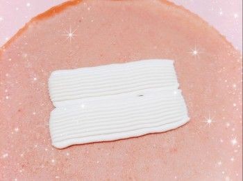 step14: 最後，將<span class="group_1">班戟皮</span>左右兩側向中間摺，再將上下兩邊位置的<span class="group_1">班戟皮</span>向中間摺，然後包好餡料成長方形（摺成信封狀），即成