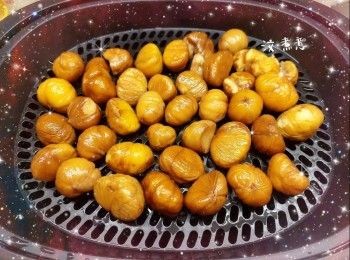 step3: 栗子去殼（先把栗子外殼界一個十字，用微波爐以高溫加熱30秒，外殼即會自動分離※注意※必需先將外殼界開，否則可能會引起微波爐故障）和去衣（把栗子加入沸水中，用微波爐加熱2分鐘，將栗子沖洗2-3次，再加入水中，浸泡約1分鐘，即可快速且輕易的褪去栗子衣），蒸熟
