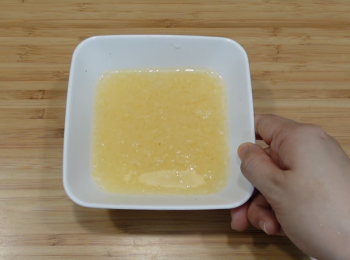 step1: 雪耳碎浸發後，隔篩用水清洗幾次，直至乾淨為止