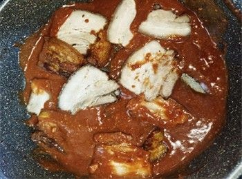 step9: 加入肉片及芋片拌勻