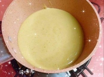 step2: 先將低筋麵粉過篩，混合奶粉，再加入斑蘭汁、椰汁和蛋，拌勻，過篩