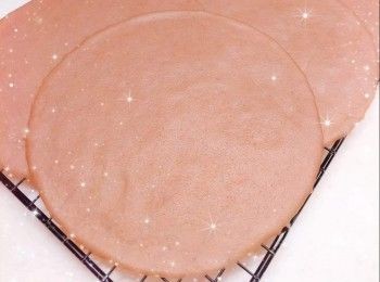 step9: 淡忌廉加入糖，用電動打蛋器以「1檔」拌勻再慢慢加速至「4-5檔」打至8-9成企身（即硬性發泡，拿起打蛋器尾巴呈現挺立尖角的狀態；打發時間約1.5-2分鐘；不時留意忌廉的變化，打至有紋路就要加倍留意，如打得太耐會唔夠滑，過度打發亦會使忌廉油水分離，變成牛油狀，若出現此情況，可加2湯匙未打發的忌廉手打至回復正常）