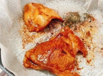 step3: 熱鑊下油，放入已醃好的豬頸肉，煎香兩面至熟透
