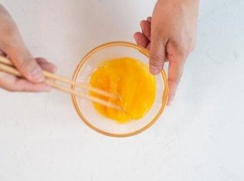step1: 雞蛋加鹽拂勻