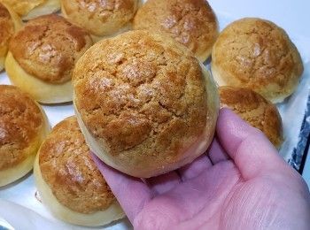 step1: 把所有材料混合，牛油除外
麵團靜置30分鐘
麵團成團後加入牛油混合成光滑麵團
第一次發酵（約1小時）