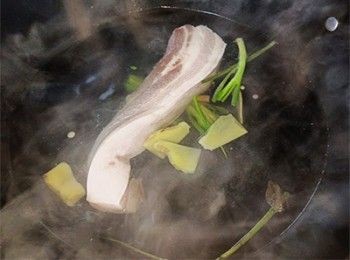 step1: 煲滾水，加入薑蔥，五花腩烚10分鐘左右