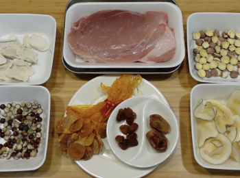 step1: 日月魚先用熱水沖洗1次，再用室溫水洗2次，用水浸泡15分鐘，保留浸日月魚的水；將海底椰、芡實、紅蓮子和乾鐵棍准山用水洗淨，用水浸泡30分鐘；椰棗用水洗淨, 浸泡10分鐘，去核， 剪成小塊；桂圓肉用水洗淨；瘦肉用水洗淨，剪成小塊，用溫室水汆水