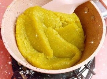 step6: 加入牛油和糖，用小火翻炒至開始收乾水份，再加入椰絲，翻炒至成團（稍微放涼至不燙手，可搓至軟滑不黏手便可）