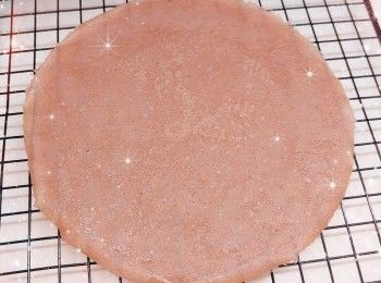 step6: 將平底鑊反轉（倒扣在放涼架上），<span class="group_1">班戟皮</span>便會自然脫落，再將<span class="group_1">班戟皮</span>舖平在放涼架上，放涼 2. 然後將平底鑊放在濕毛巾上（約10-20秒；有助降溫；每完成1片<span class="group_1">班戟皮</span>，平底鑊都需要降溫；否則粉漿會因平底鑊溫度太高而太快凝固，無法均勻分布整個平底鑊）