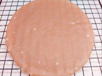 step7: 重覆以上步驟，直至全部<span class="group_1">班戟皮</span>完成後（<span class="group_1">班戟皮</span>需用保鮮紙密封包好，避免變乾），放進雪櫃冷藏（使用前必需回溫），備用