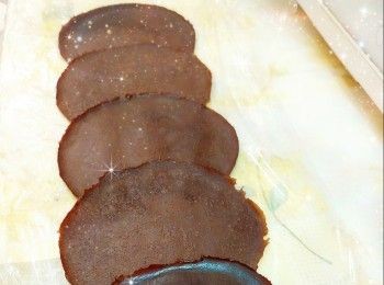 step13: 然後將左右兩側位置的<span class="group_1">餅皮</span>向內摺（包覆餡料），再由放最面層的一片開始捲起，慢慢捲至尾部