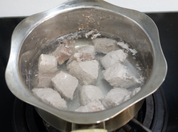 step2: 瘦肉用水洗淨，剪成小塊，用溫室水汆水，再洗淨；石斟和麥冬等材料煲了半小時後，加入瘦肉，再煲1小時