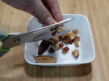 step3: 用水清洗紅棗，去核，剪細粒備用