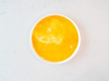 step3: 注入蛋液，蛋液面再噴少許油