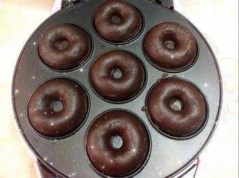 step6: 粉漿加入唧袋，唧入模具中（10成全滿），蓋上蓋子，焗4-5分鐘（至表面金黃），放涼