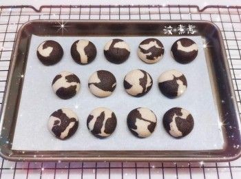 step7: 預熱5分鐘（150°），放中層，焗約15-20分鐘（時間視乎厚薄而定），取出放涼（約5分鐘；避免酥餅表面出現裂紋） 2. 再焗10分鐘（不需焗至太上色），放涼，即可