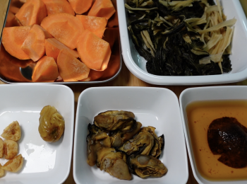 step1: 白菜乾用水沖洗乾淨，浸泡1-2小時，打開菜葉清洗乾淨，壓乾水，剪掉硬的地方，再剪小段；將無花果和蜜棗洗乾淨，用水浸泡30分鐘，無花果剪半；陳皮用水洗乾淨，浸泡至軟身，刮囊，保留浸陳皮的水；甘筍用水洗乾淨，削皮，切塊；蠔豉用水洗乾淨後，加水高溫微波5分鐘，微波完靜置5分鐘 ，蠔豉的裙邊打開了，用水洗乾淨裙邊